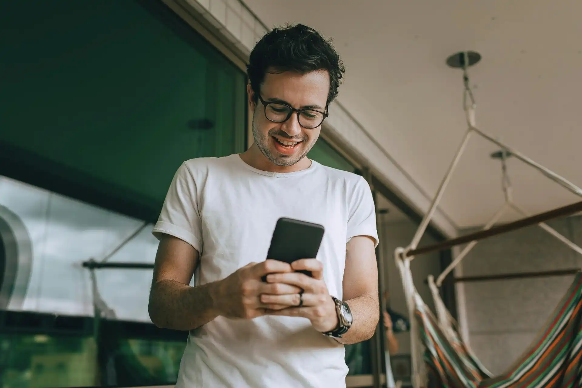 Persona riendo mientras usa el móvil